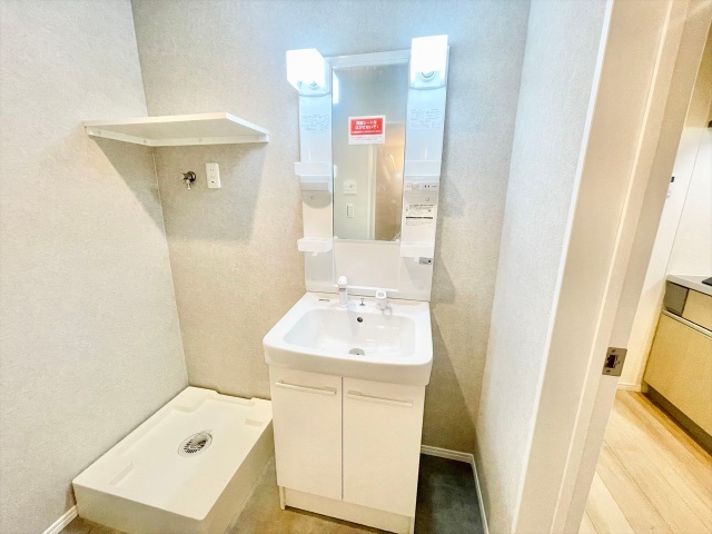 洗面設備　同一建物内３０３号室内装写真転載