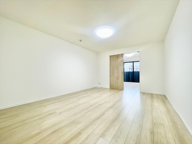 居室・リビング　同一建物内３０３号室内装写真転載