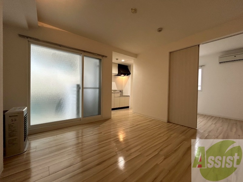 居室・リビング　リビングです。木目のフローリングが落ち着きますね。