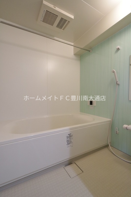 バス・シャワールーム　同型別部屋写真（反転）