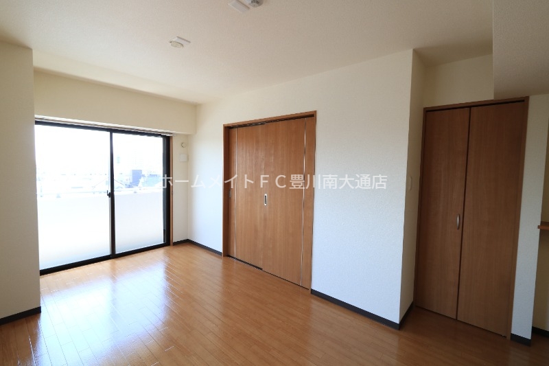 居室・リビング　同型別部屋写真（反転）