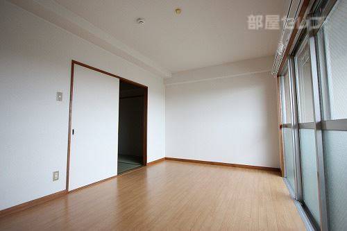 居室・リビング　日当り良好洋間７帖