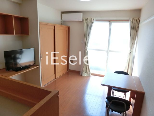 居室・リビング　1階はフローリング、2階はじゅうたん張りです