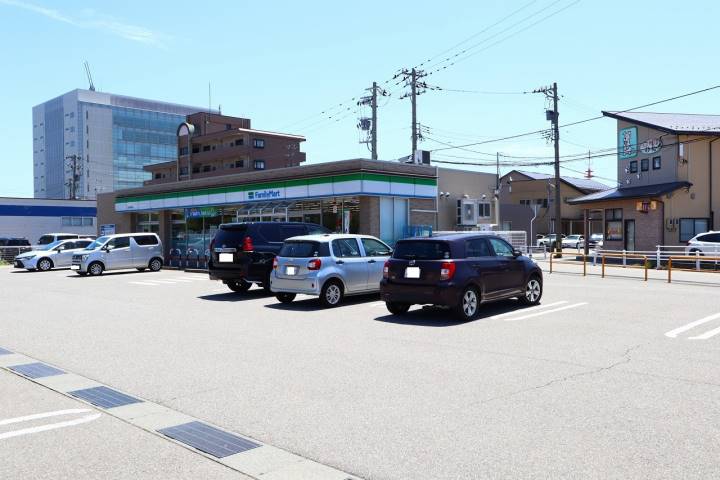 コンビニ　ファミリーマート石川県庁前店（コンビニ）まで229m