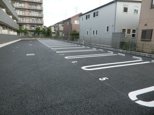 駐車場　駐車場も広く止めやすそう