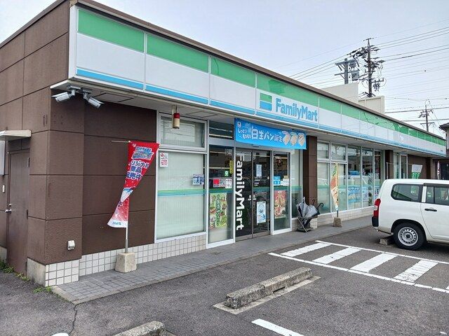 コンビニ　ファミリーマート　小牧新町店（コンビニ）まで147m