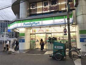 コンビニ　ファミリーマート 十三本町二丁目店（コンビニ）まで200m