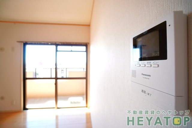 セキュリティ　不意の訪問もモニター付きドアホンで安心確認（同仕様写真）