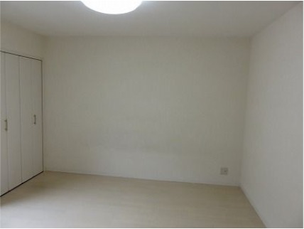 居室・リビング　白を基調とした明るいお部屋です。