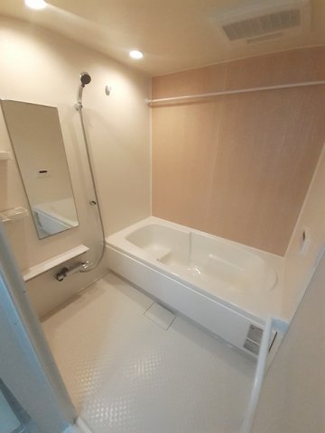 バス・シャワールーム　コンパクトで使いやすいお風呂です
