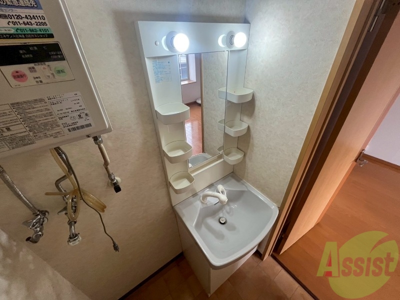 洗面設備　シャンプードレッサー。身支度はここでばっちりですね。