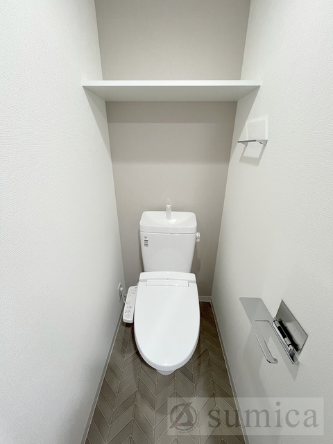 トイレ　人気アイテムの温水洗浄便座。清潔感のあるトイレです。