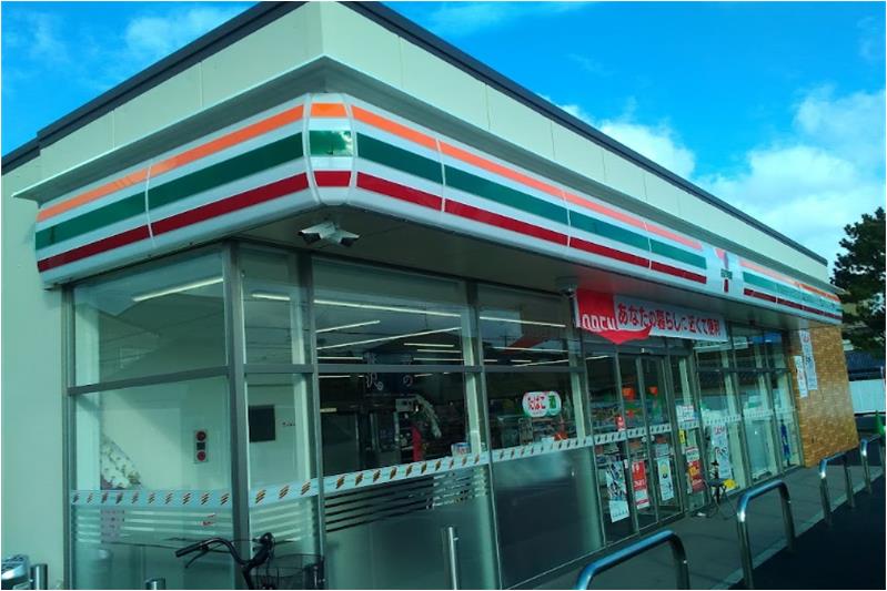 コンビニ　セブンイレブン 八尾泉町1丁目店（コンビニ）まで296m