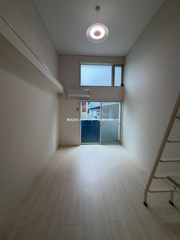 居室・リビング　天井高く、開放感があります。
