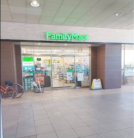 コンビニ　ファミリーマート新田駅店（コンビニ）まで390m