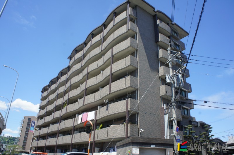 建物外観　8階建ての物件です