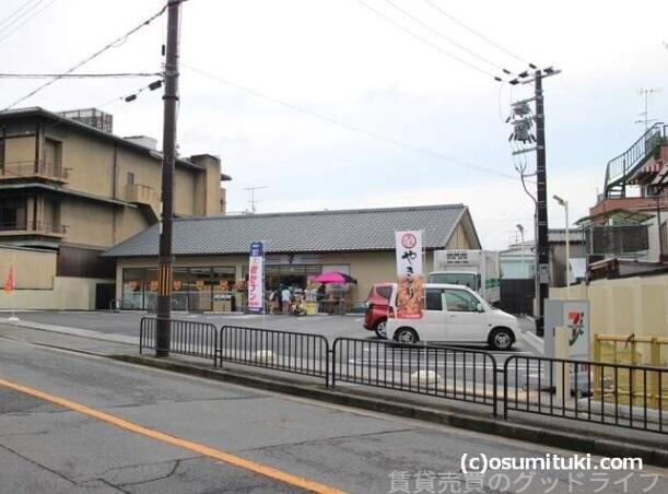 コンビニ　セブンイレブン金閣寺前店（コンビニ）まで243m