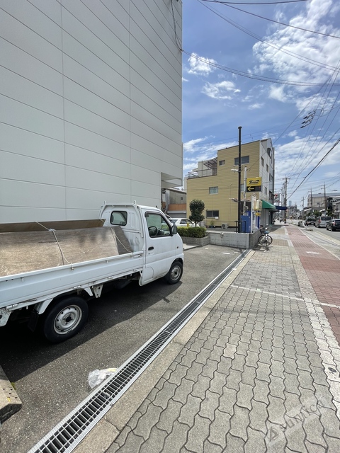 駐車場　広々とした駐車スペース。ハイルーフ車ＯＫ。