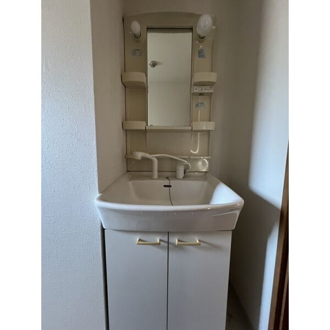 洗面設備　※写真は同じマンションの違う部屋のものになります。