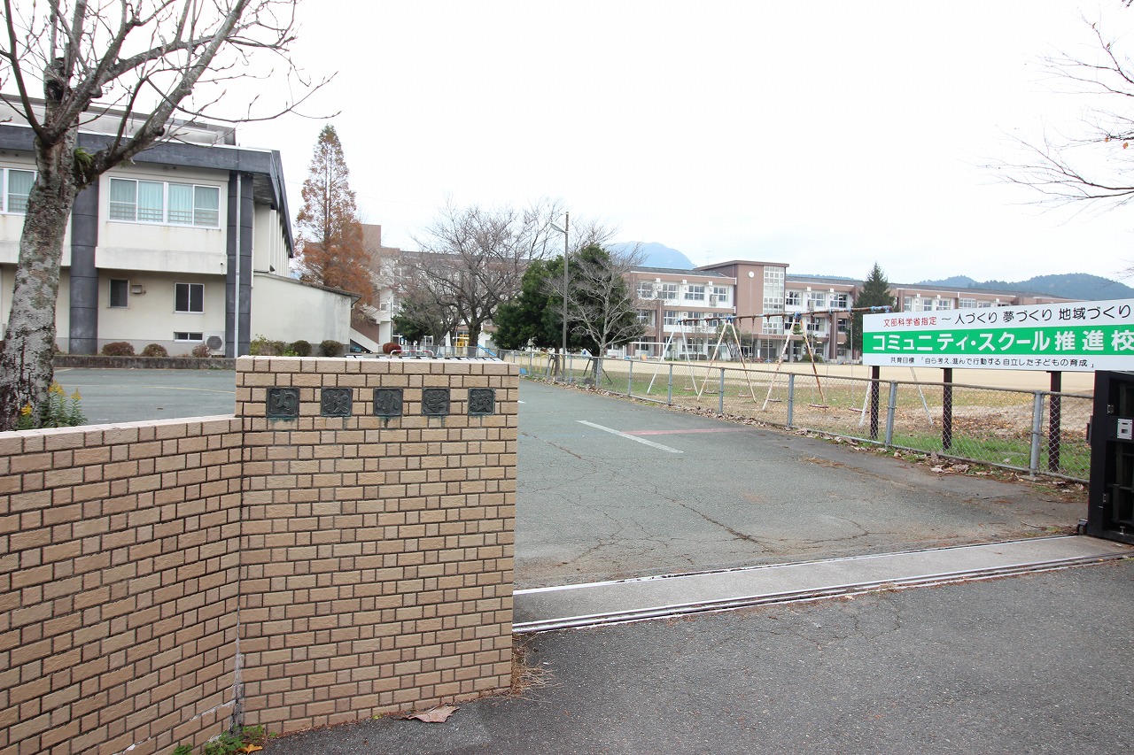 【阿蘇市三久保のアパートの小学校】