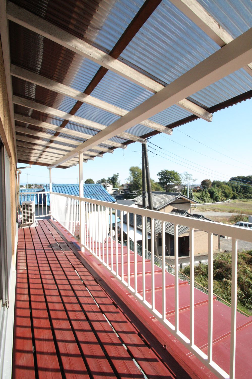 バルコニー　屋根付きバルコニー。洗濯物が多く干せます。