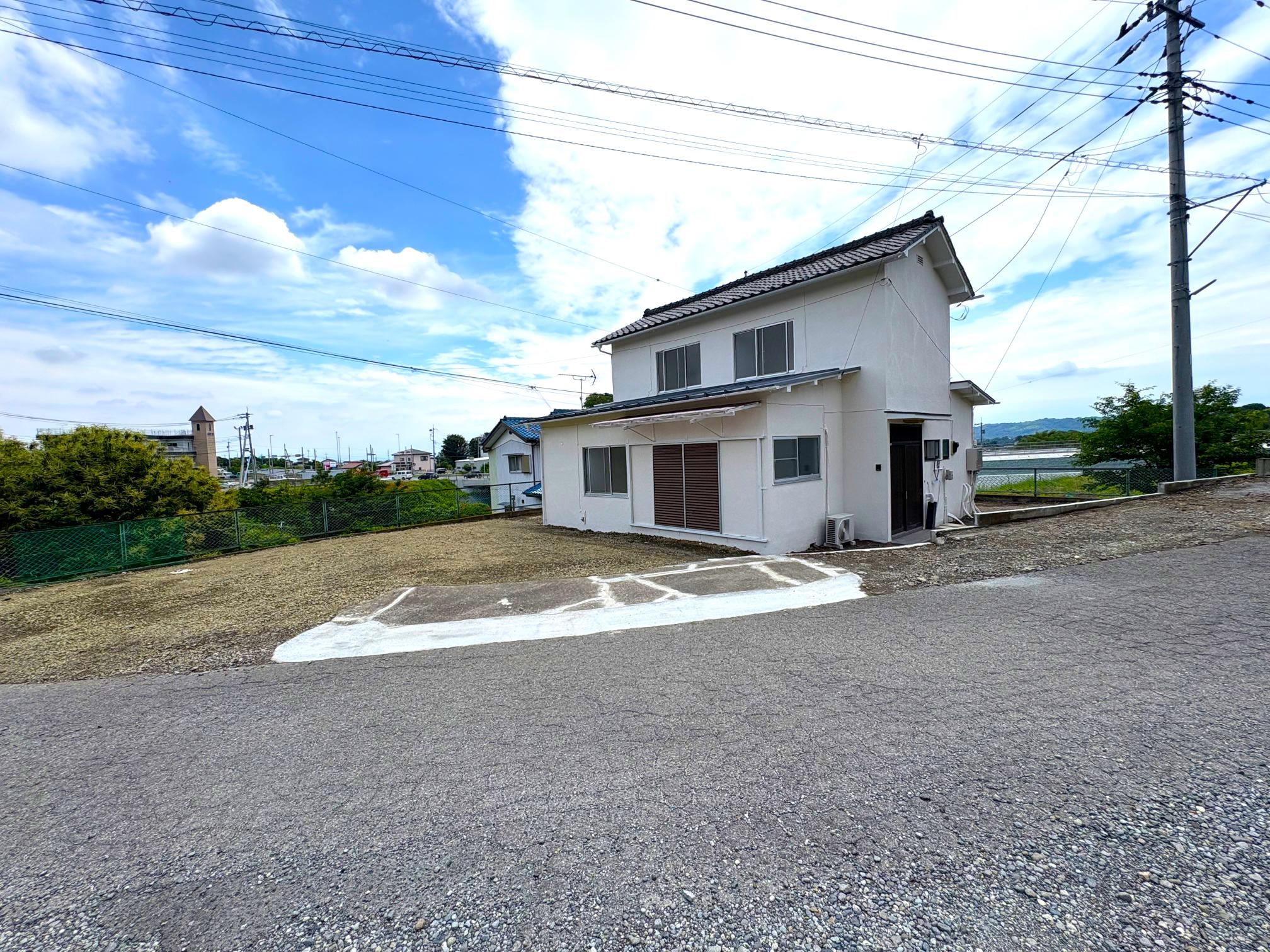 建物外観　外壁塗装中　６月中旬完成予定！