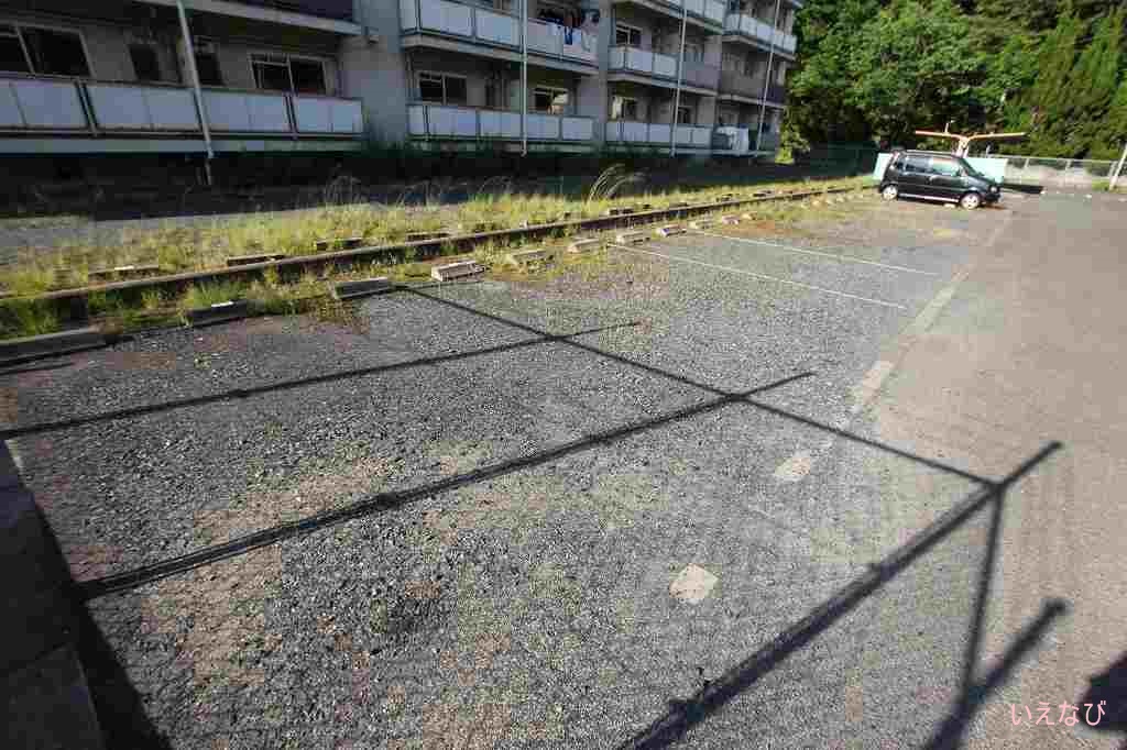 【府中市中須町のマンションの駐車場】