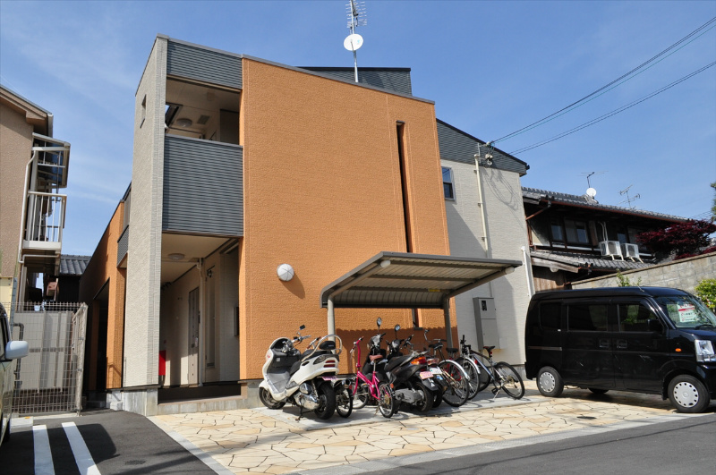 京田辺市東古森のアパートの建物外観