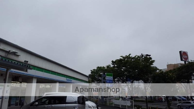 コンビニ　ファミリーマート（コンビニ）まで271m