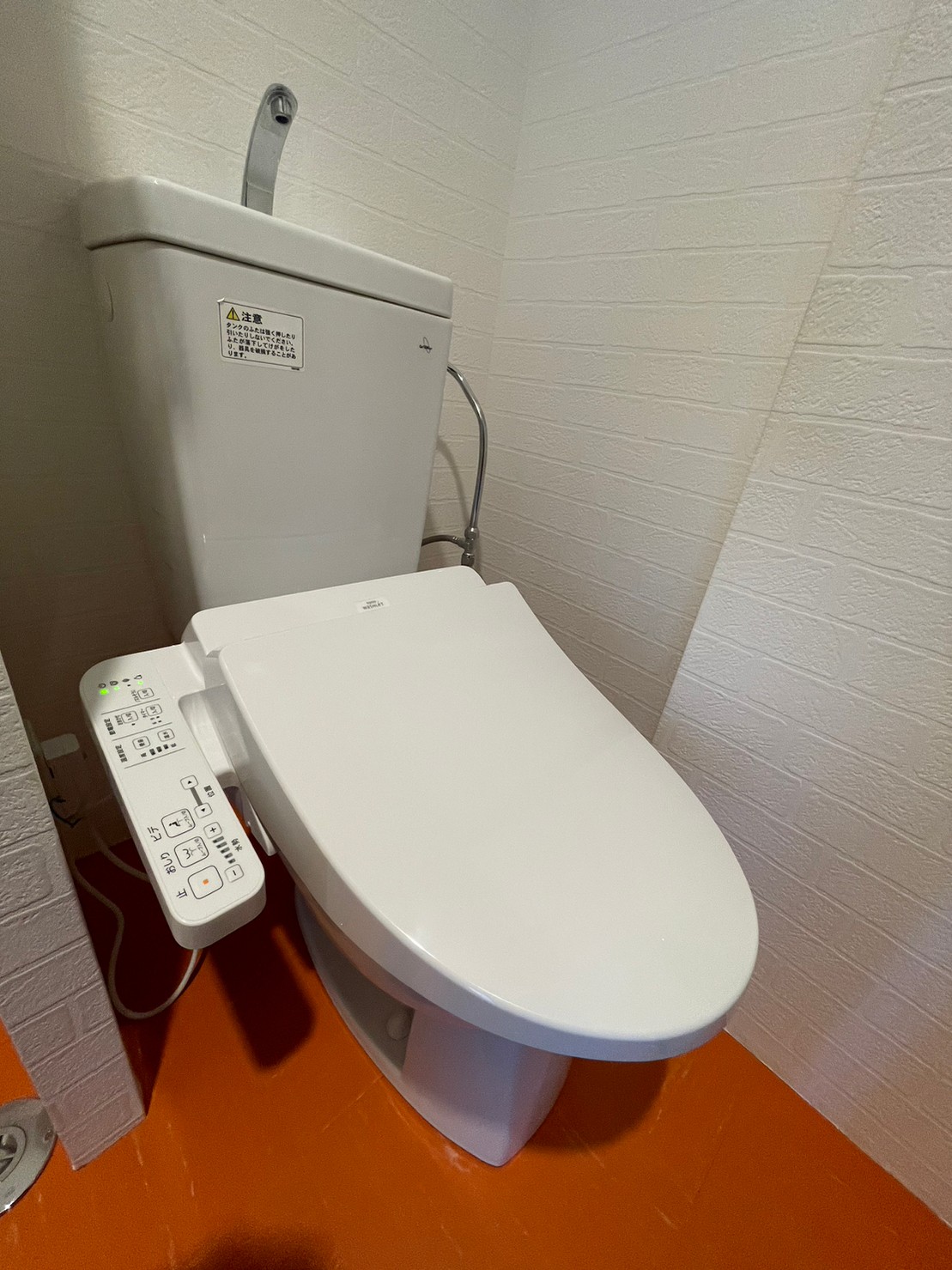 トイレ　温水洗浄便座付きのトイレです♪