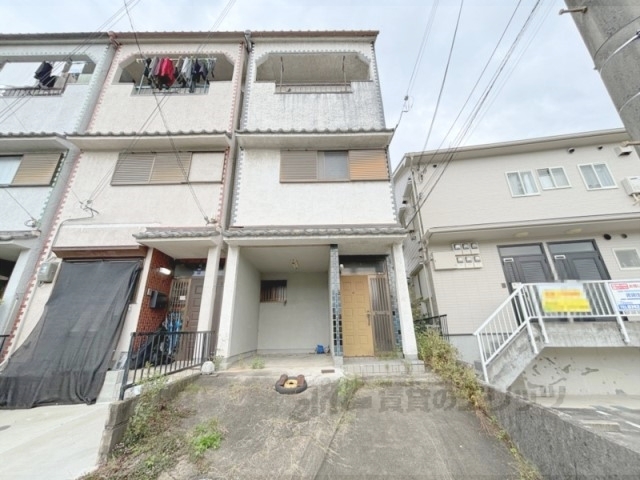 西田中町５７１－９の建物外観