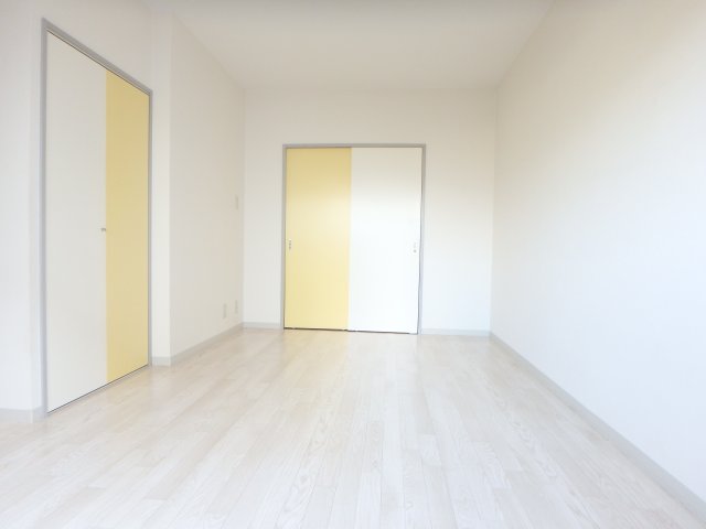 その他部屋・スペース　落ち着いた色調の寝室です