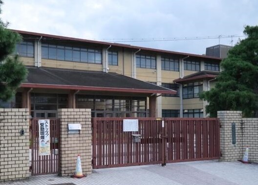 【ヴィフラット・Lの小学校】