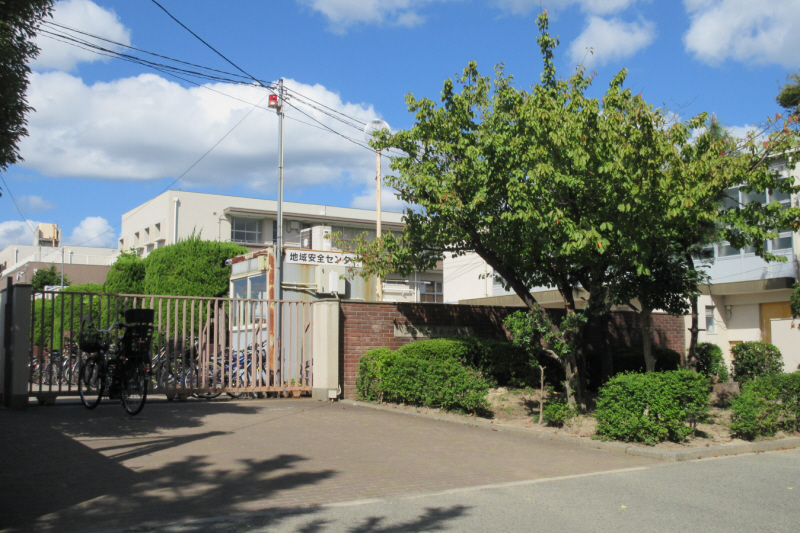 【豊中市新千里南町のマンションの小学校】