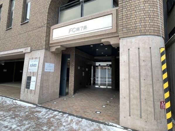 【札幌市中央区南七条西のマンションのエントランス】