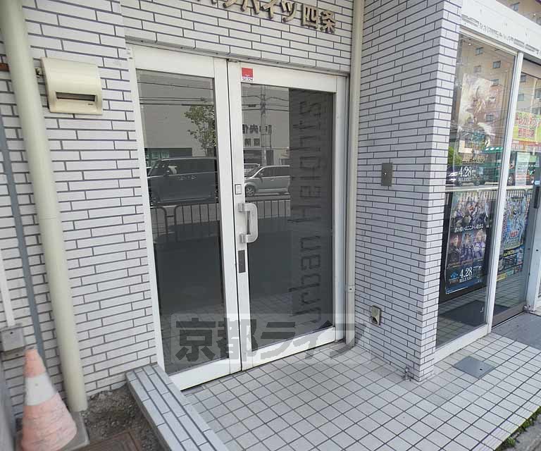 【京都市右京区西院巽町のマンションのエントランス】