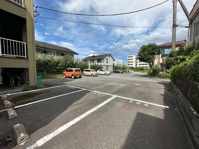 【メゾン西山の駐車場】