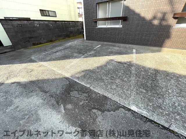 駐車場　駐車場に車を止められます