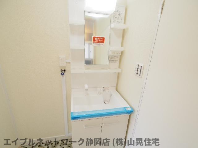 洗面設備　ゆったりとスペースのある洗面所