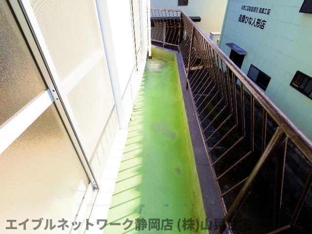 バルコニー　バルコニーからの眺めを楽しみながら食事をしませんか