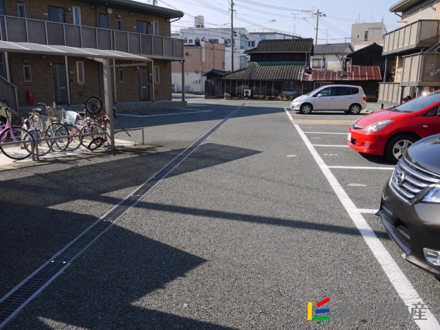 【ファミーユIIの駐車場】