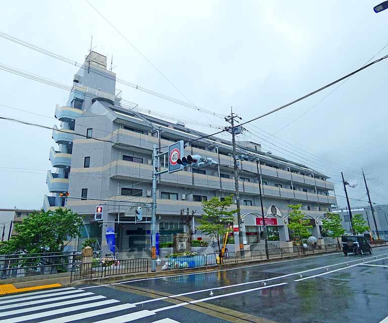 京都市山科区御陵大津畑町のマンションの建物外観