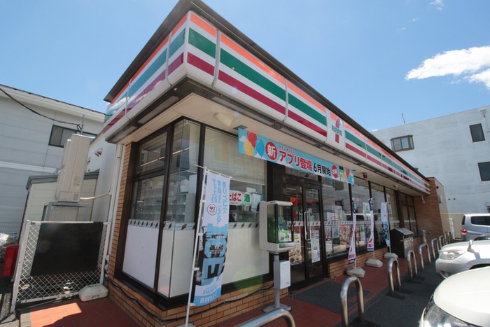 コンビニ　セブンイレブン（コンビニ）まで550m