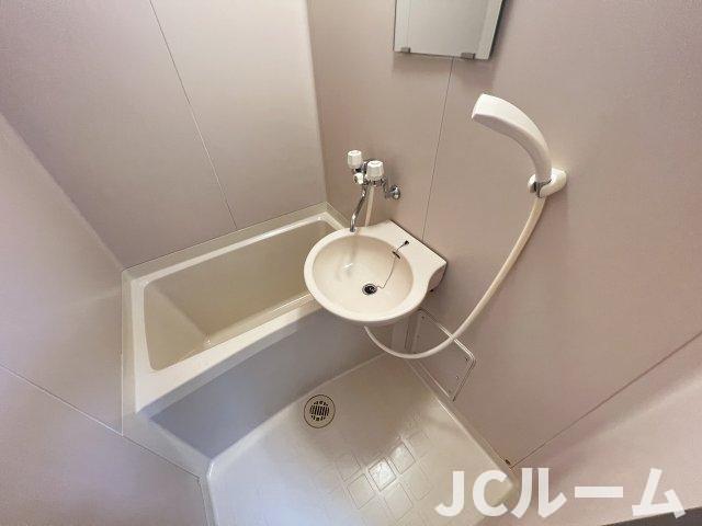 バス・シャワールーム　同建物内、別の部屋の写真です