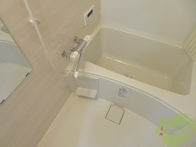 バス・シャワールーム　こちらがお風呂です。一日の疲れを癒してください。