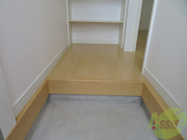 玄関　玄関です。少し狭いですが傘立ても置けますね。