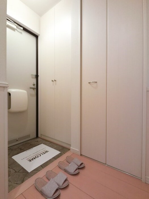玄関　当物件の参考写真です。(同建物の部屋)