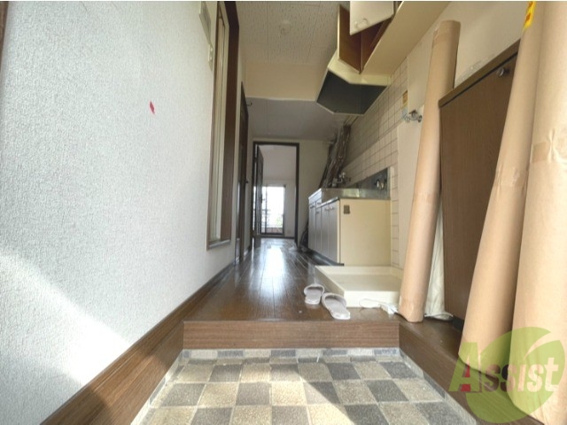 玄関　玄関から撮影しました。敷居が高くなくて安心ですね。