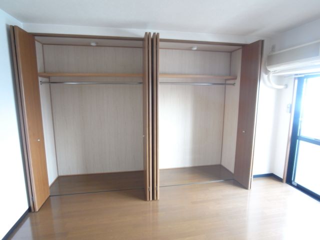 収納　リビングに大型クローゼット付いてます