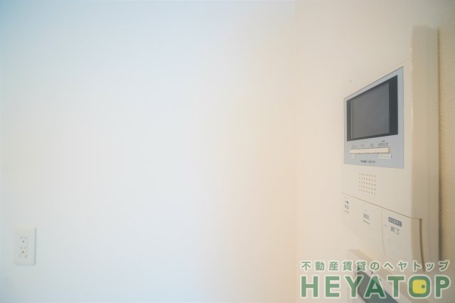 セキュリティ　モニター付きドアホンで安心確認（同仕様写真）